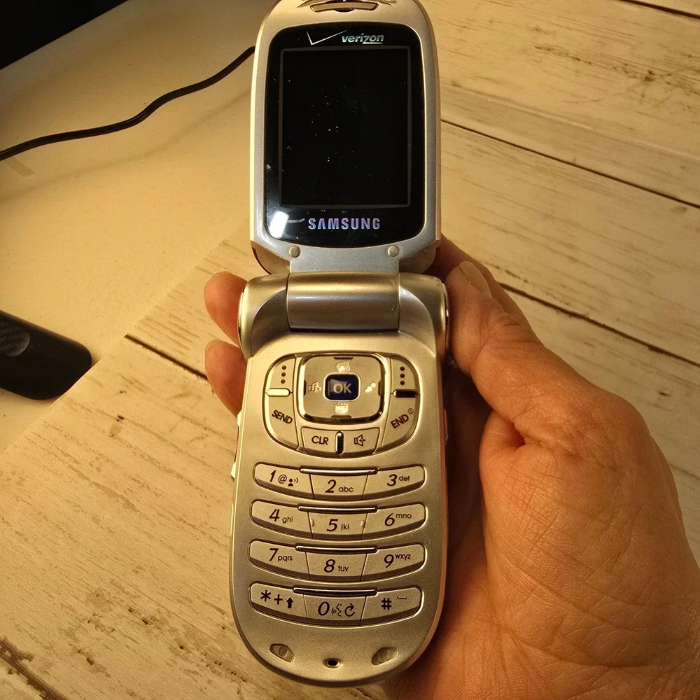 2 Vintage Samsung SCH-A950 Flip Phones Red & Silver TESTED‎ WORKING